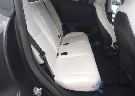 2024 Tesla Model Y Long Range Dual Motor All-Wheel Drive/Rwd z USA, uszkodzony, nr VIN 7SAYGDED1RF093114